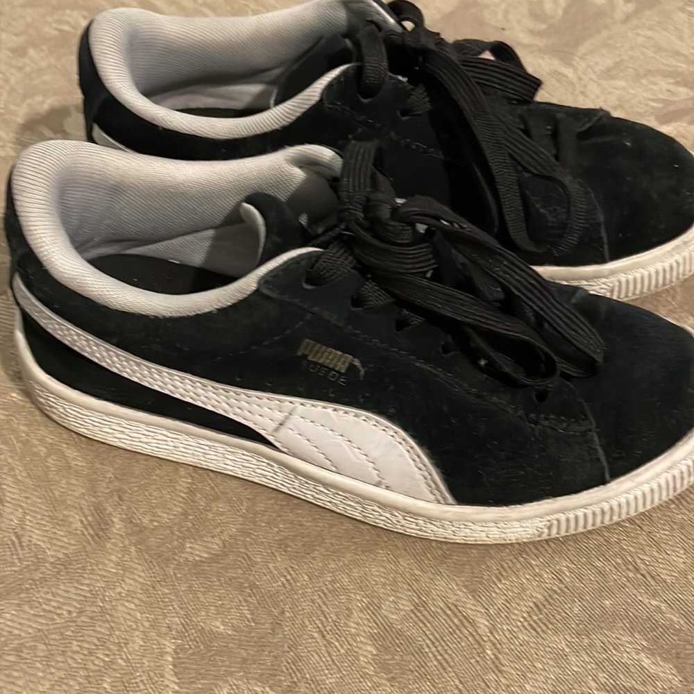 Puma Suede sneakers in black. In very good condition.